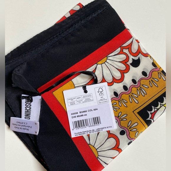 🔥NWT Moschino. 68x68cm. Silk🔥 - Picture 2 of 4
